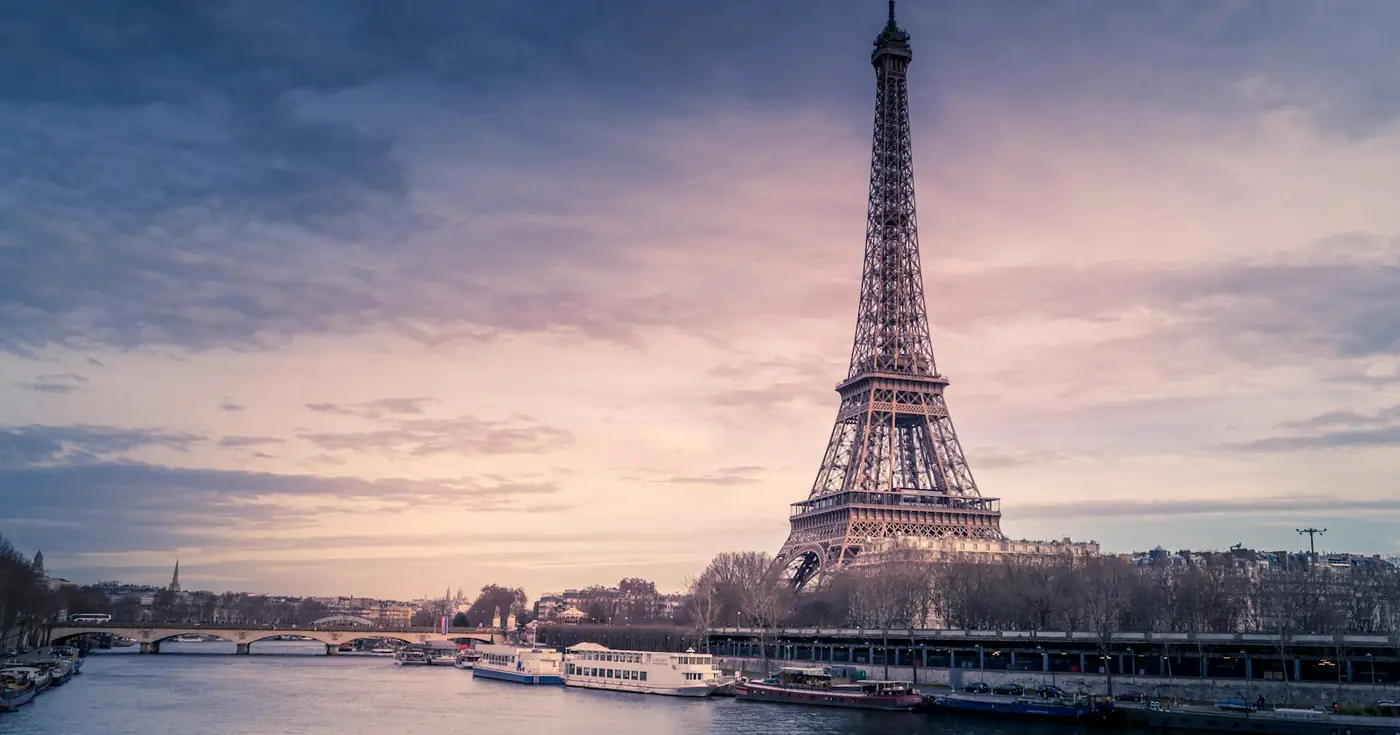 Eiffelturm über der Seine in Paris